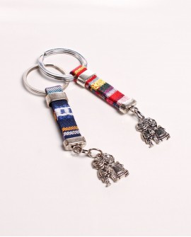 Llavero con detalle fallero con pareja plateada y tira de manta morellana con referencia FAL-Ll-An y un precio de 2,00 € de l...